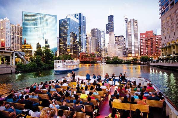 Rejsy po rzece Chicago, spiętej 10 mostami, pozwalają podziwiać niezwykłą architekturę miasta. fot: Roark Johnson/Shoreline i A. Alexander/Choose Chicago