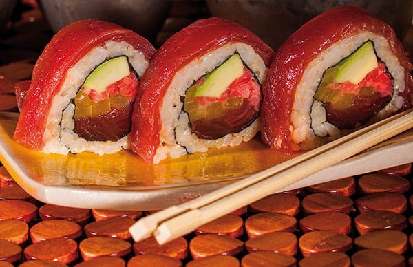 Sushi w domu - przepis na uramaki z tuńczykiem Sushi w domu - przepis na uramaki z tuńczykiem
