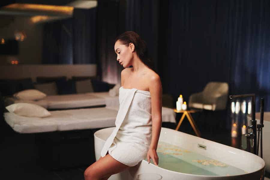 Kąpiel w Nabe SPA w luksusowym hotelu Nosalowy Dwór w Zakpanem. Kąpiel w Nabe SPA, luksusowy hotel Nosalowy Dwór w Zakopanem